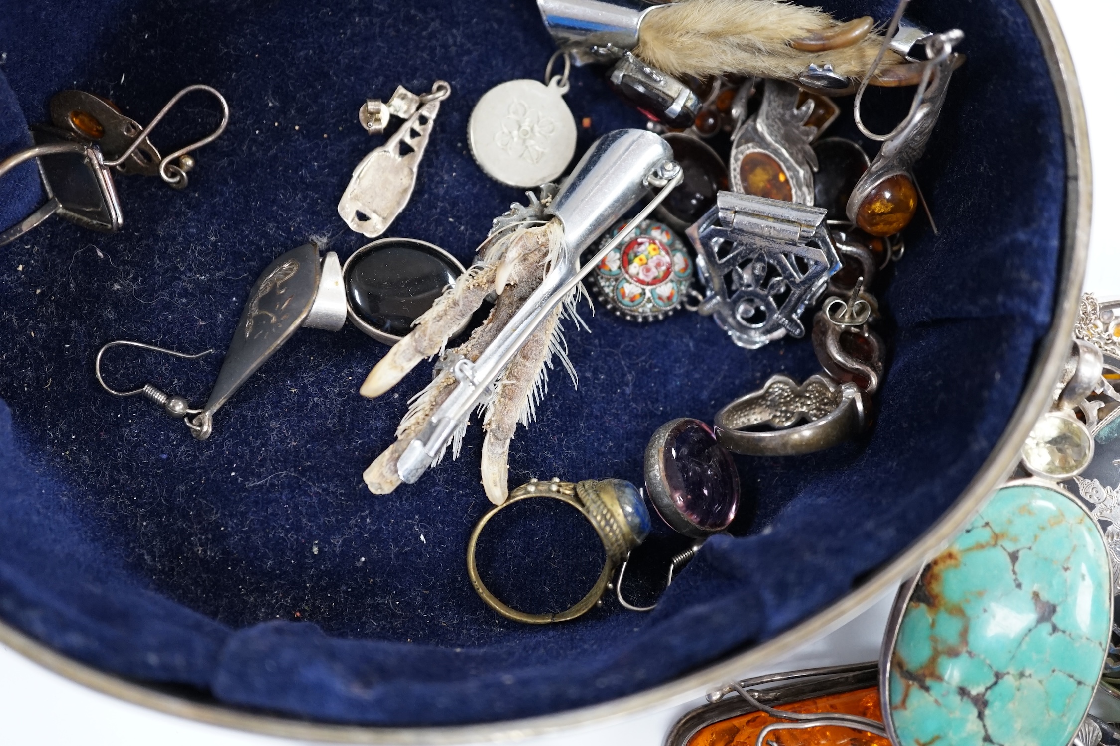 A quantity of assorted jewellery including Israeli 925 brooch, sterling agate pendant and large amber set pendant.